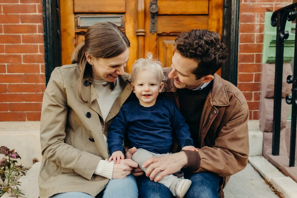 cozy lifestyle fall family photos session in Fairmount, Philadelphia, Pennsylvania. 